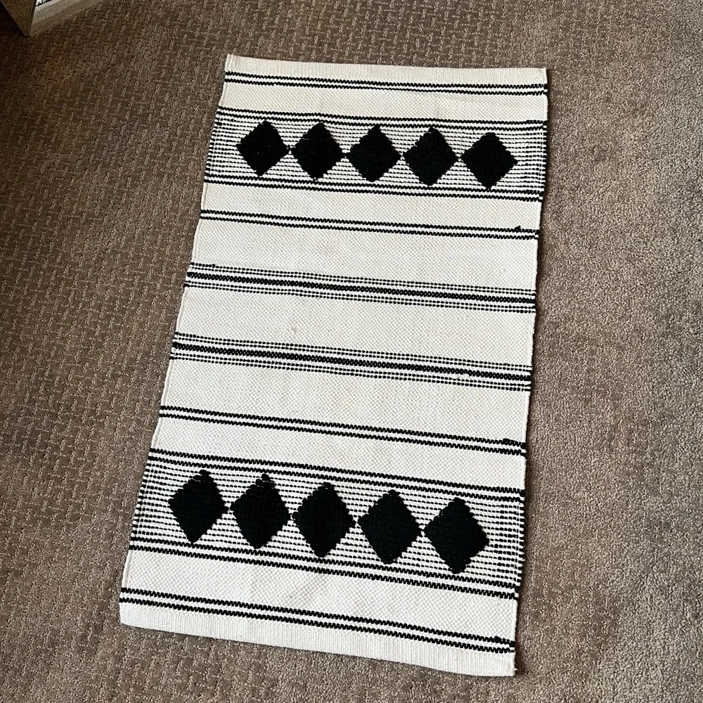 Caravan woven black and white rug
